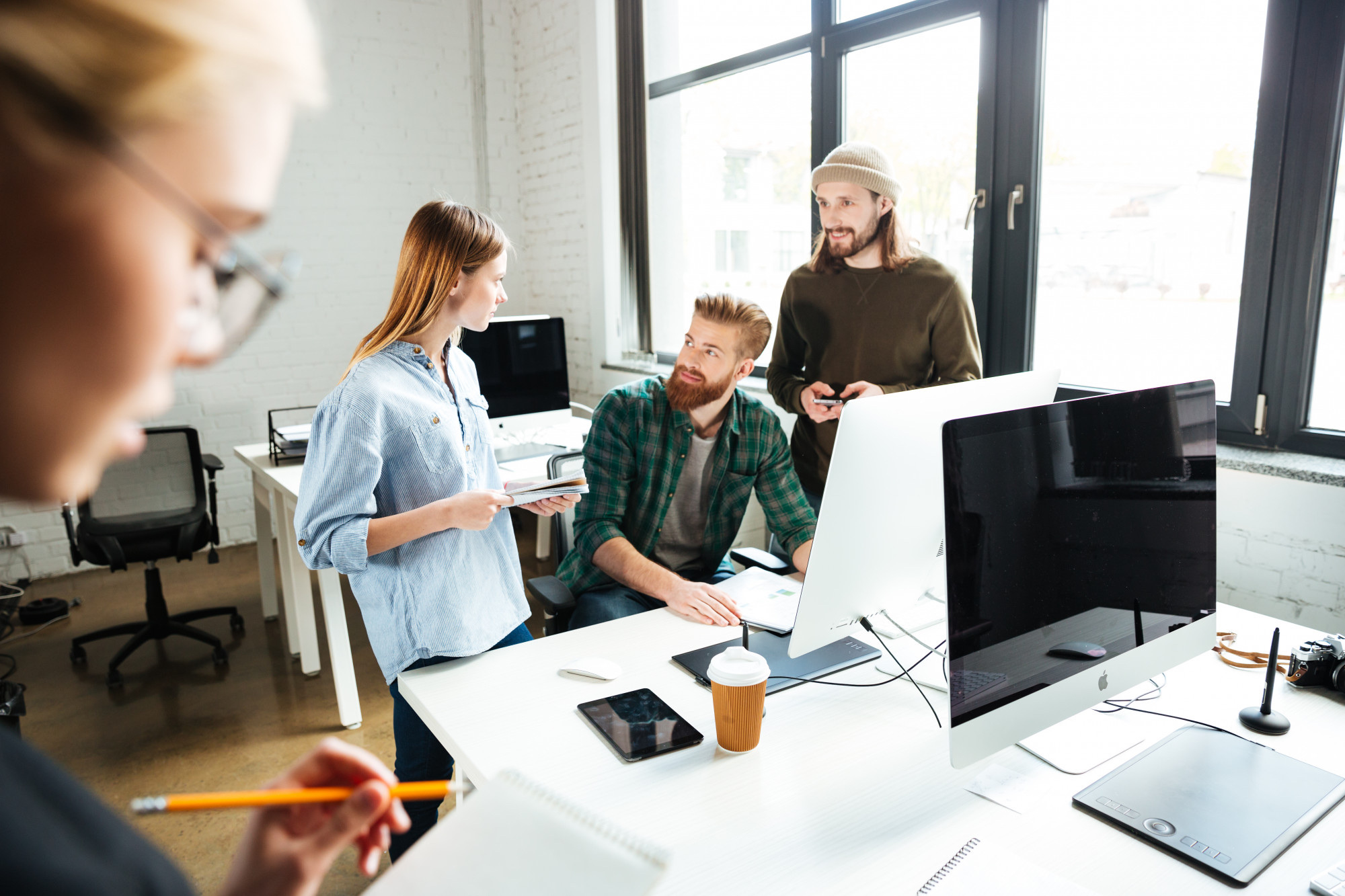 Person arbeitet von zu Hause am Handy